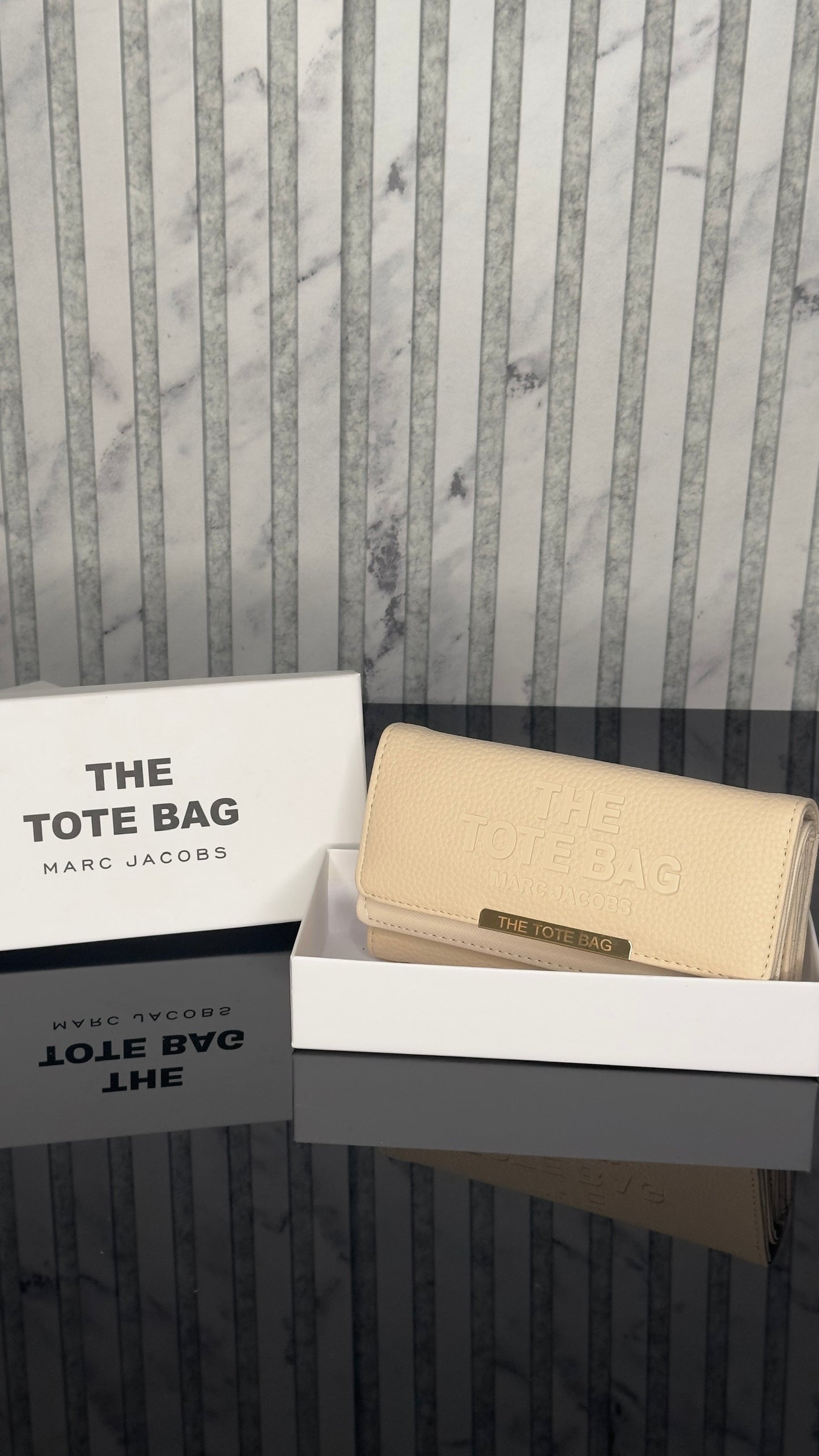 Marc Jacobs The Tote Bag Wallet – Beige