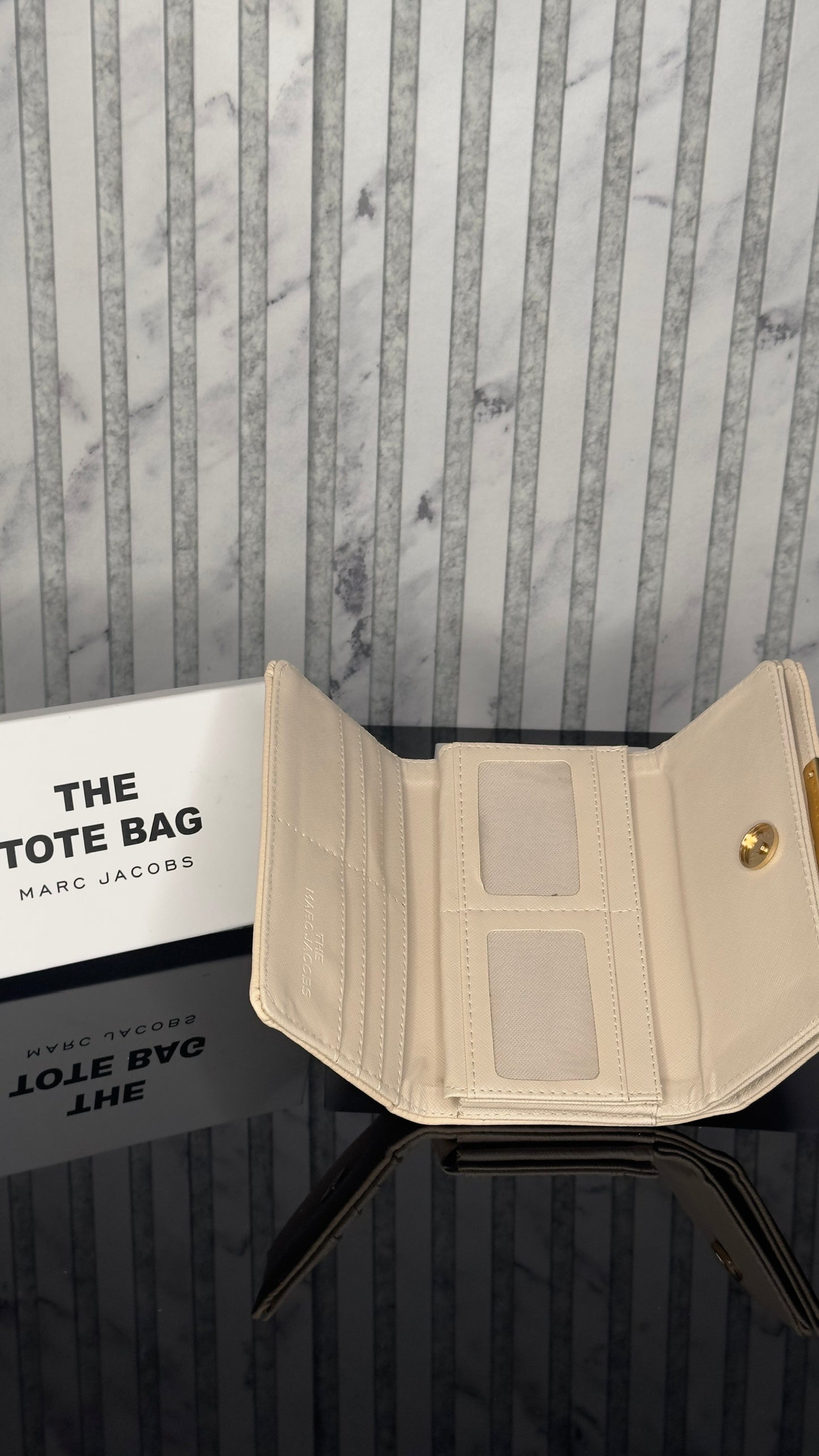 Marc Jacobs The Tote Bag Wallet – Beige