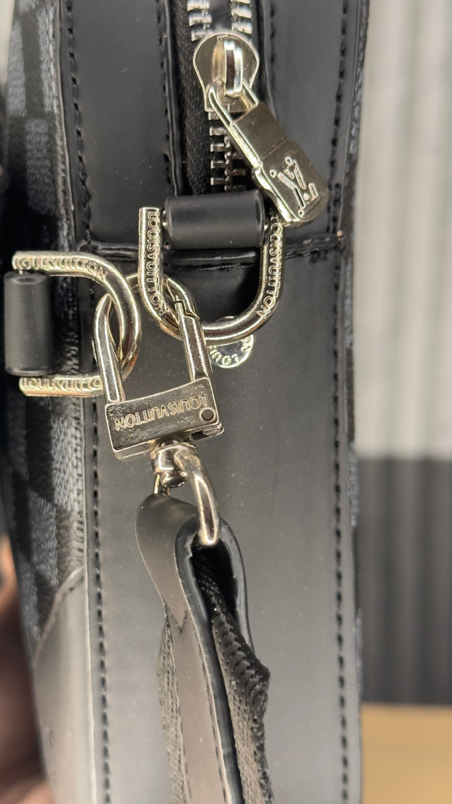 Louis Vuitton Avenue Sling Bag Damier Graphite Canvas (Classic Edition)